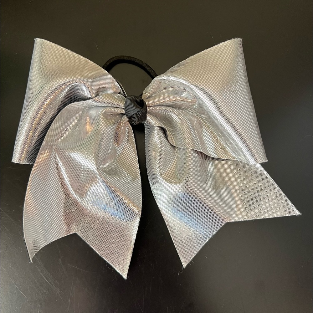 Silver cheer bow